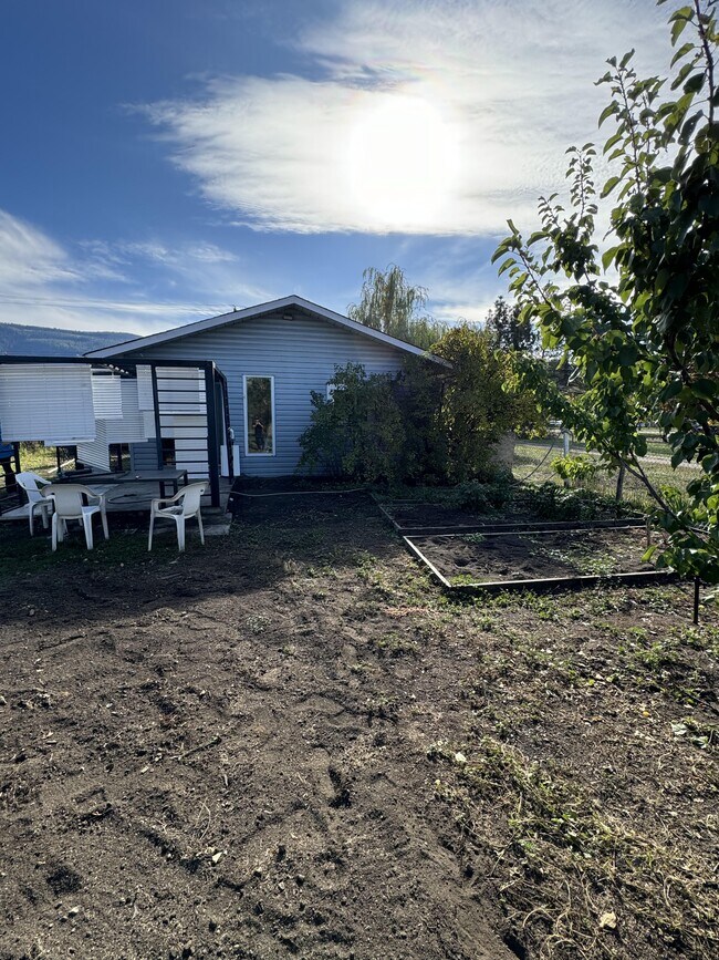 10007 Kalamalka Rd, Coldstream, BC V1B 1L5 House for Rent in