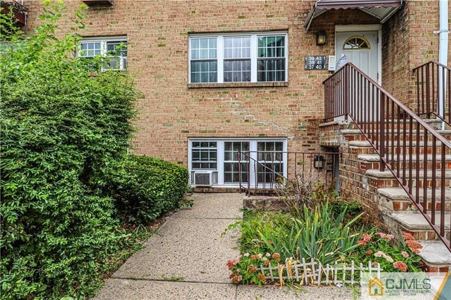 Building Photo - 40 College Dr