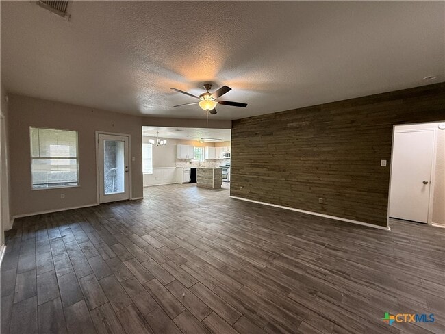 Building Photo - 1005 E Ave S