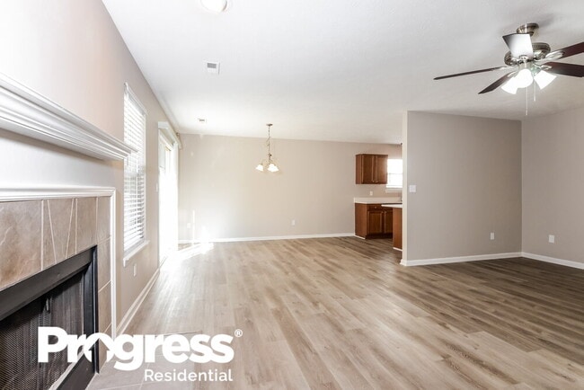 Building Photo - 904 Flying Sun Dr