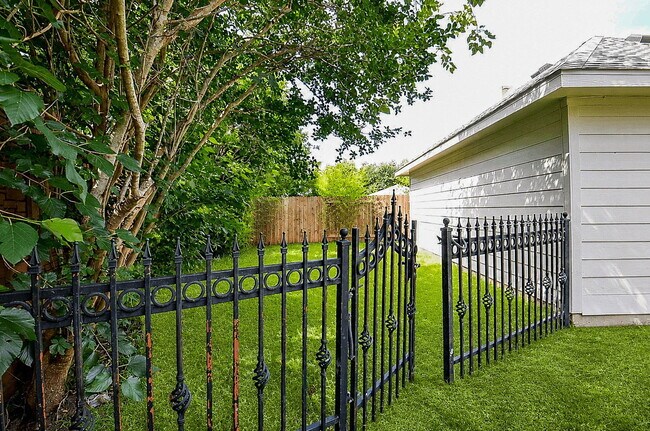Foto del edificio - Grand Plantation Court, Missouri City, TX 77459 - 3 BR 2 BA single-family home
