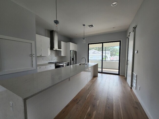 Foto del edificio - Beautiful 3-Bed, 3.5-Bath Townhome in Tampa (MOVE-IN SPECIAL, 50% OFF 2ND MONTH)