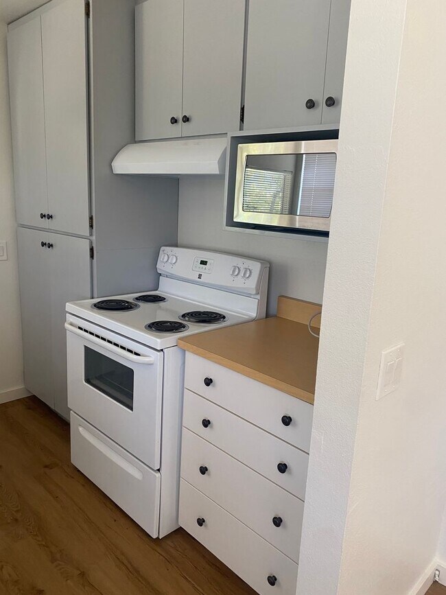Foto del edificio - **Newly Remodeled and Updated 2 Bedroom/ 1...