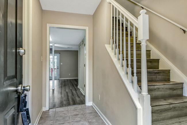 Building Photo - 1702 Twin Brooks Dr SE