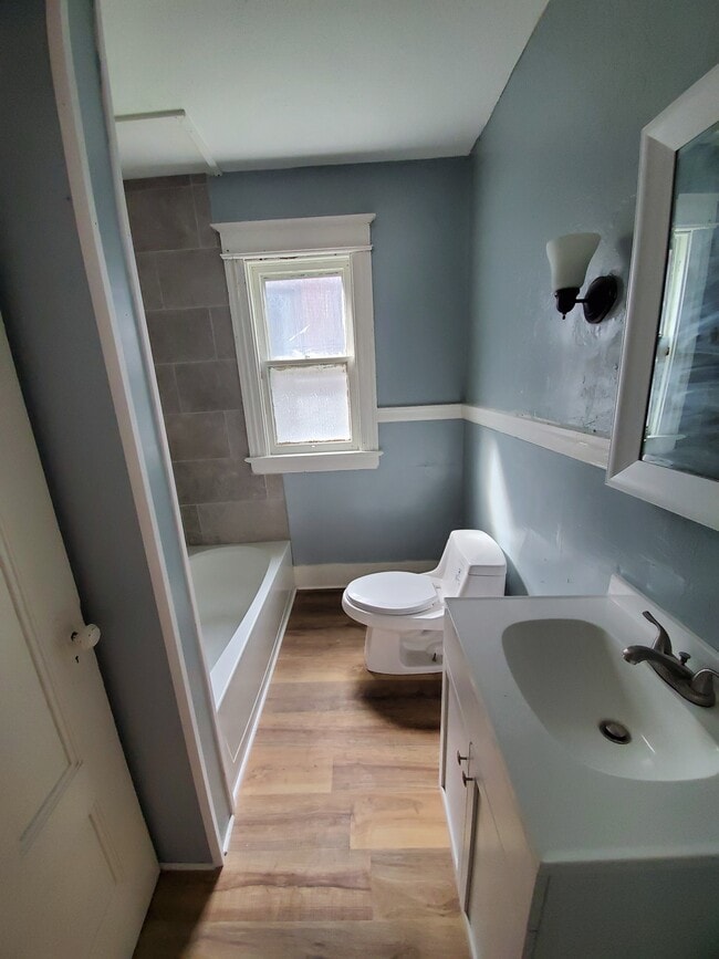 Building Photo - 110 Thorndale Ter