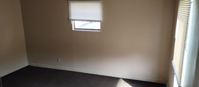 Building Photo - 128 SE Guinevere Ct