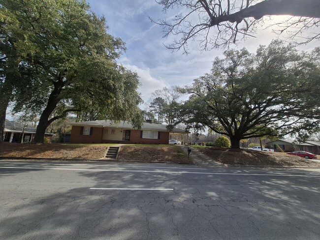 Building Photo - 1802 S Elm St