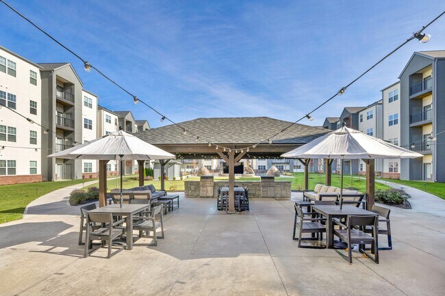 VistaRiverwest-Cocina al aire libre con parrilla y asador giratorio3 - Vista Riverwest