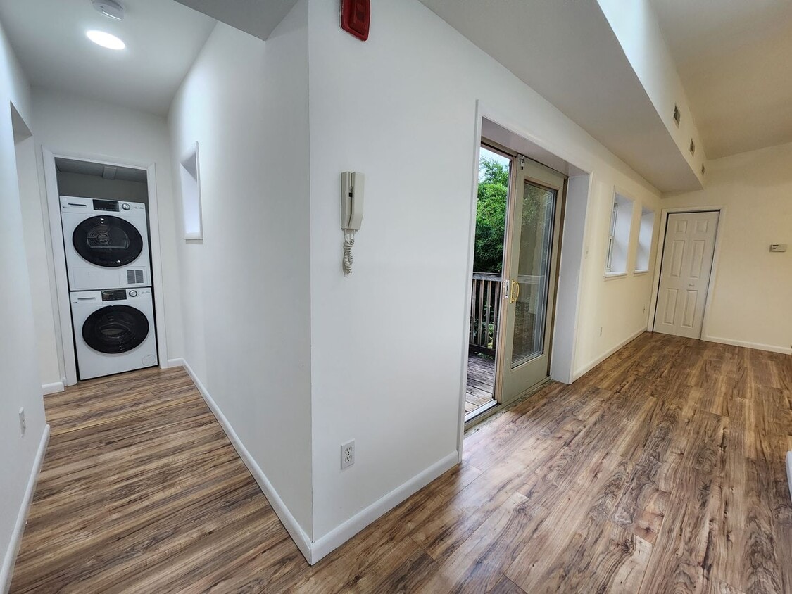 Spacious studio with deck available in NoLibs starting March 1st - Spacious studio with deck available in NoLibs starting March 1st