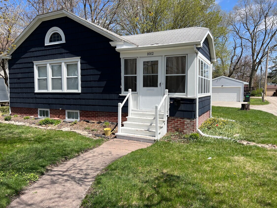 Primary Photo - 1012 Grand Ave
