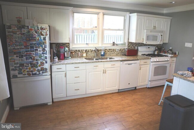 Building Photo - 8905 Bradmoor Dr