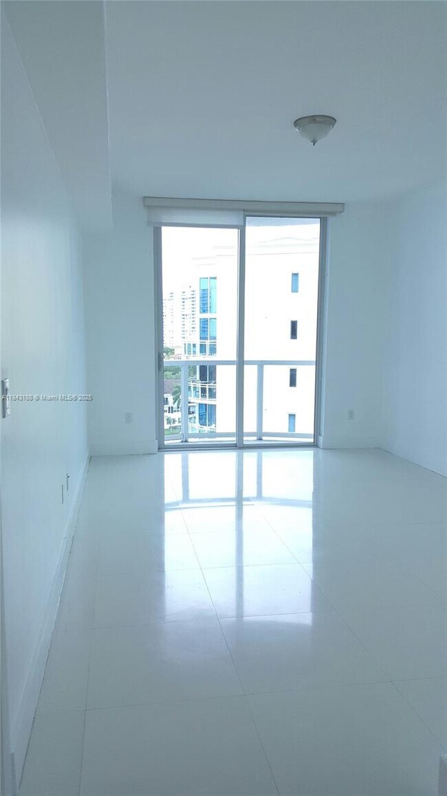 Foto del edificio - 3030 NE 188th St