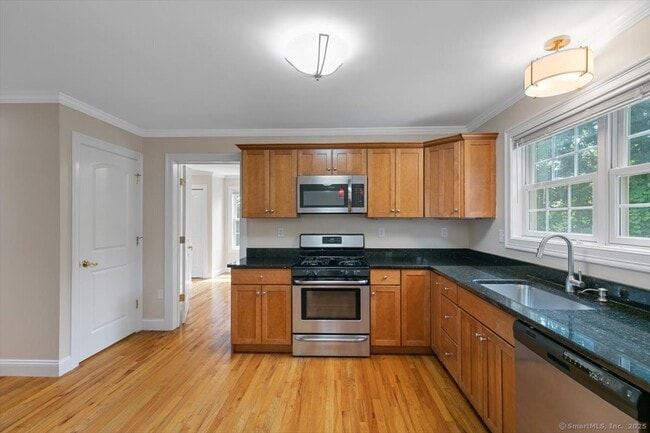 Building Photo - 400 Burr St