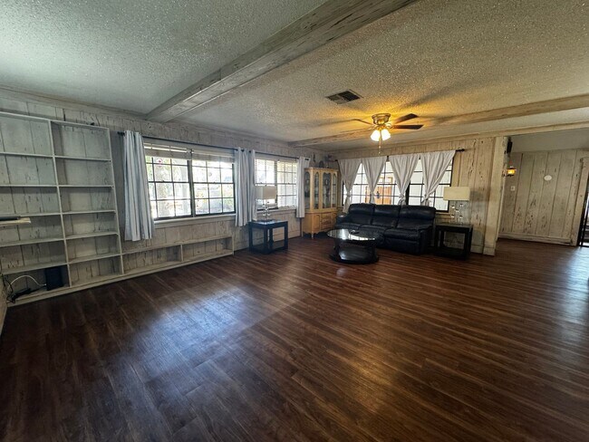Foto del edificio - 630 N Crooked Lake Dr
