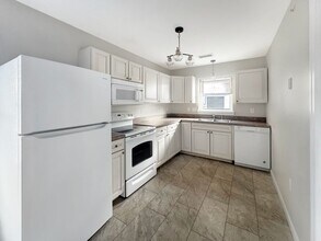 Building Photo - 414 W 4th St