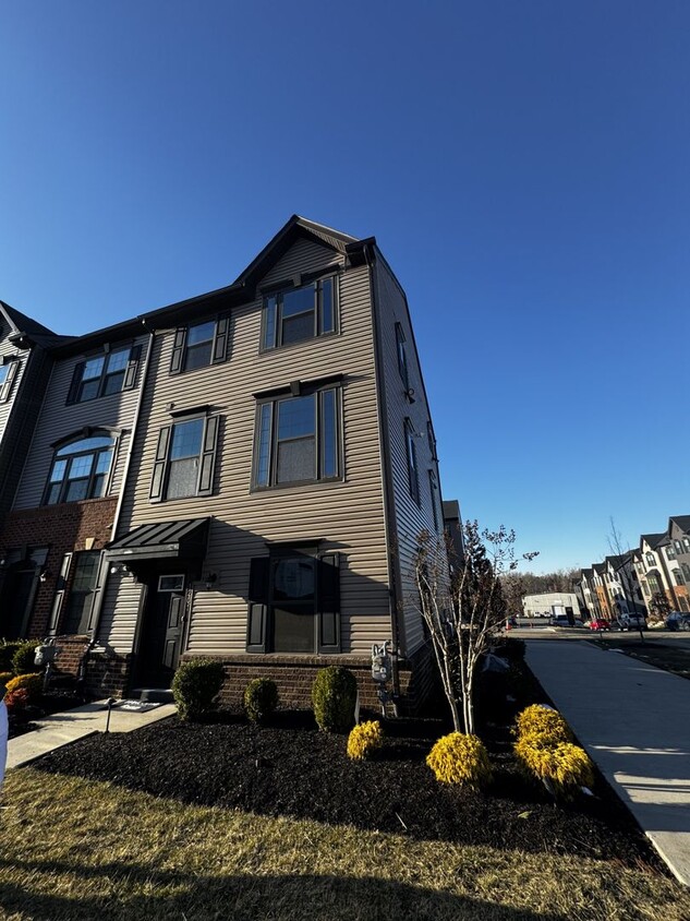 Foto principal - Former builder model townhome for rent!