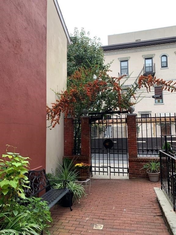 Primary Photo - 203-203 Washington St
