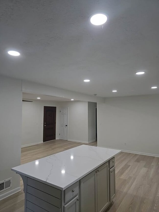 Foto del edificio - 2347 Greenway Dr