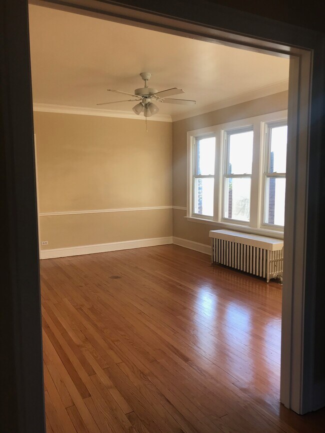 Foto del edificio - 6207 N Artesian Ave