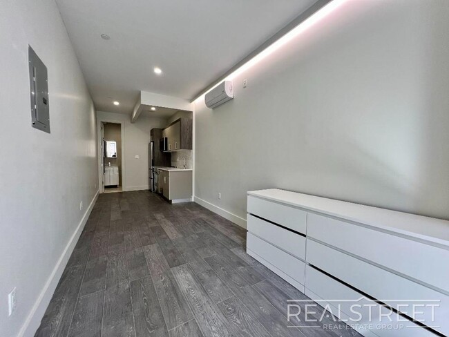 Building Photo - Modern New Studio in Bushwick!