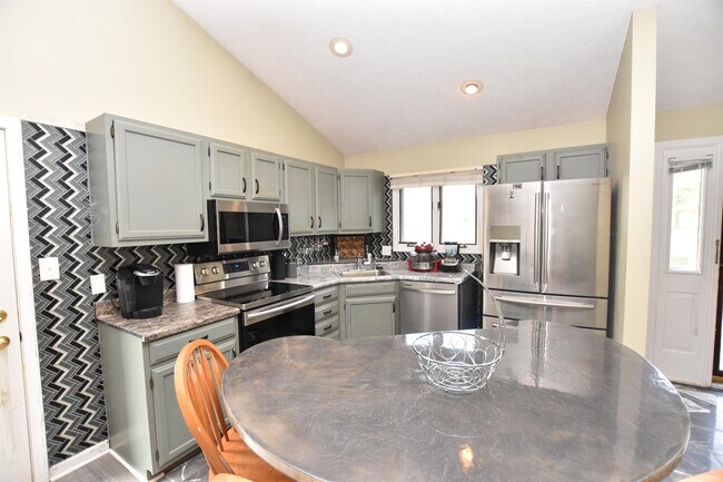 Building Photo - 9431 S Pointe Retreat Dr
