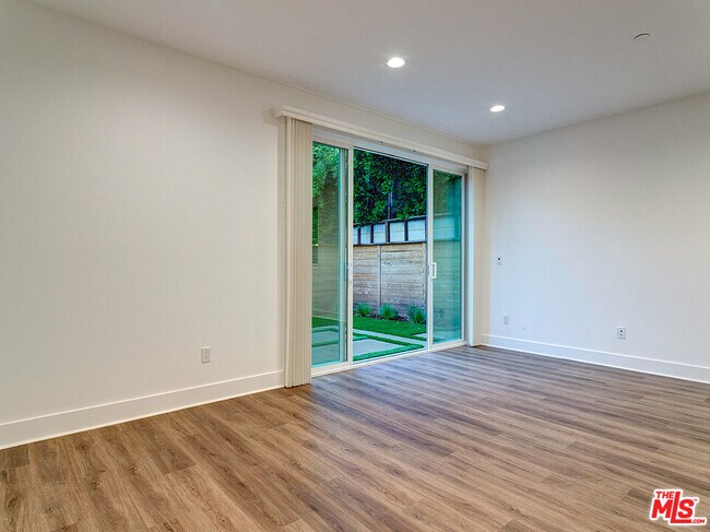 Building Photo - 831 N Orange Grove Ave