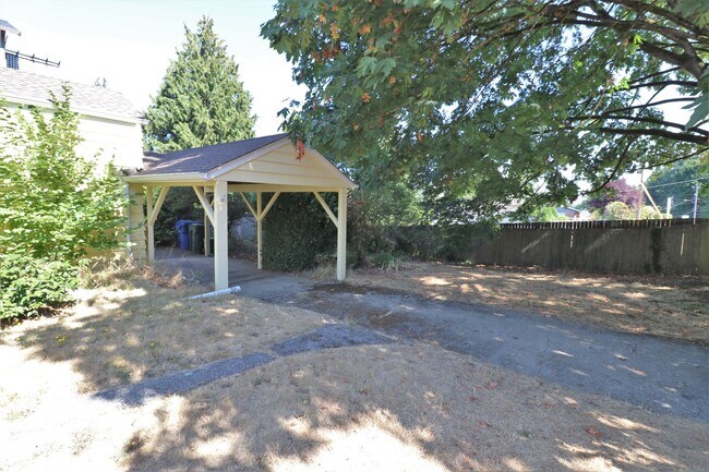 Building Photo - 2 Bedroom 1 Bathroom House in Wedgwood!