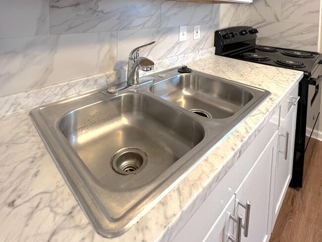 Foto del edificio - Room in Apartment on Gresham Park Dr