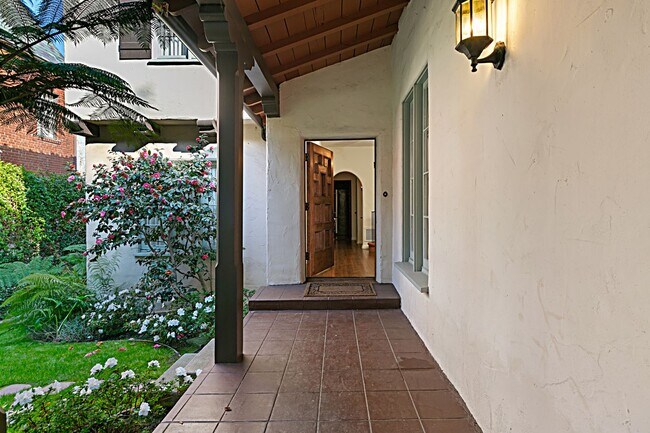 Foto del edificio - 466 S Beverwil Dr