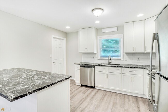 Foto del edificio - 2173 Rosewood Rd