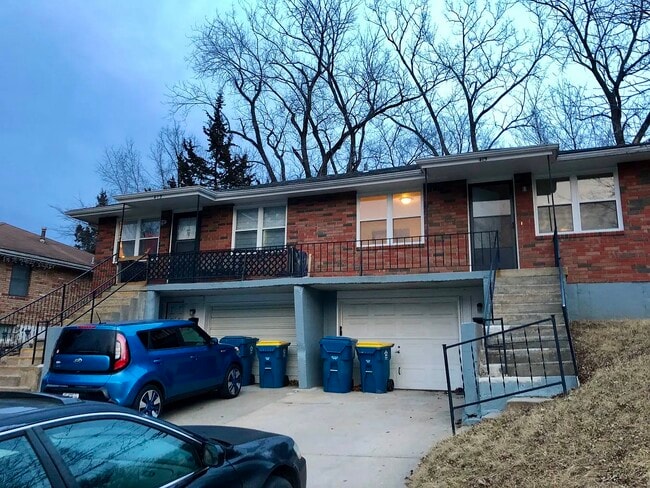 Unidad completa (lado derecho) - 415 S Sugar Creek Blvd