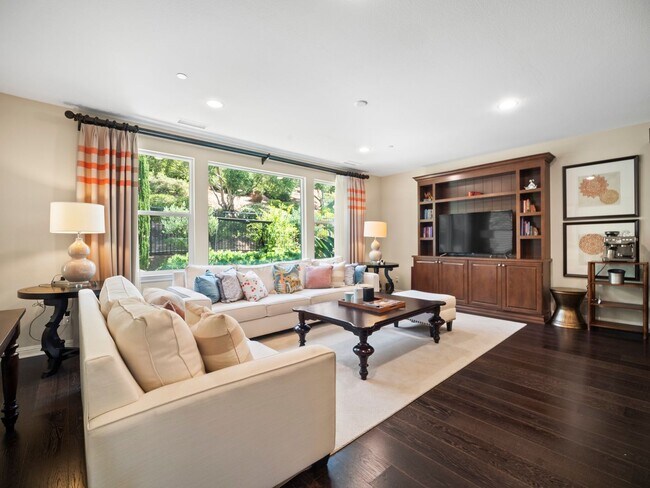 Foto del edificio - Showing Times: to schedule a viewing, please call & contact us