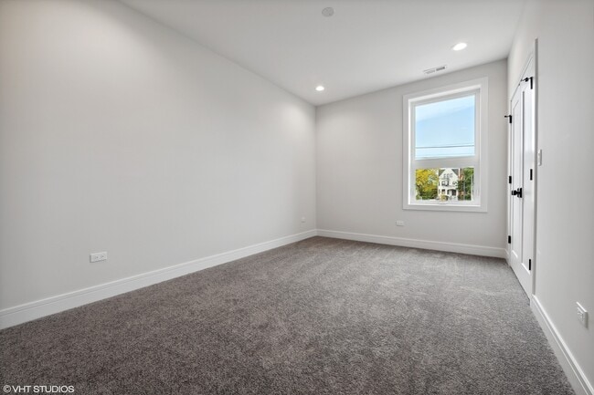 Foto del edificio - 418 E Oakwood Blvd