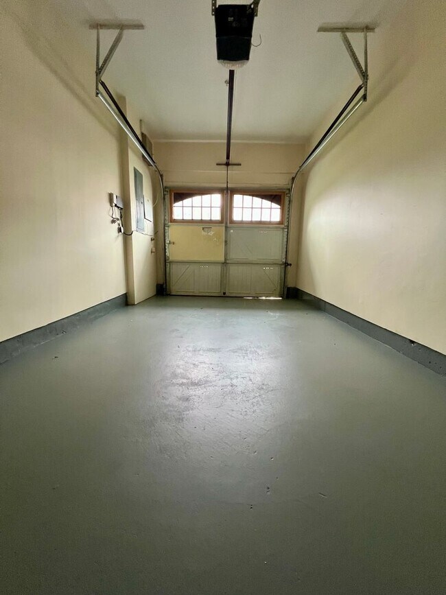 Foto del edificio - Stunning 3-Bedroom Townhome with Loft in W...