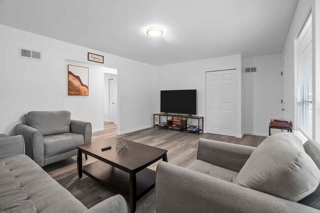 Building Photo - 2648 Garham Dr