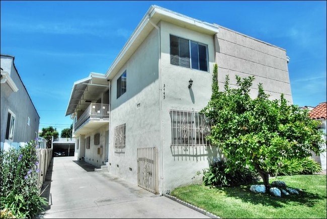 Building Photo - 3445 Edgehill Dr