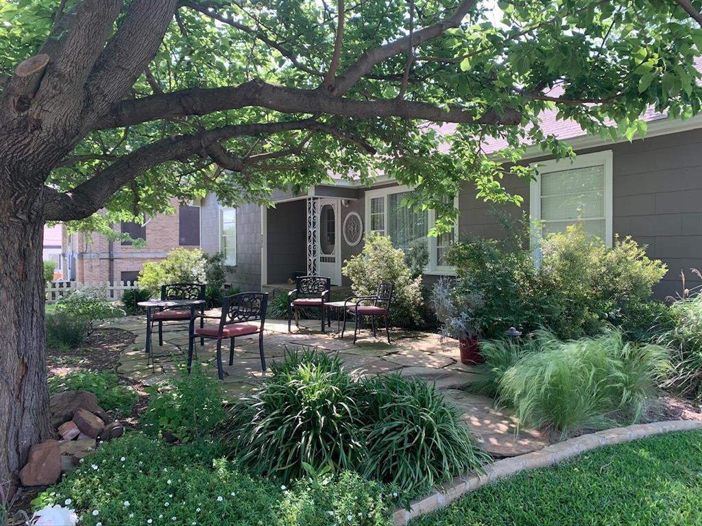 Primary Photo - 305 W Davis St