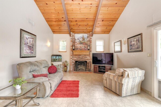 Sala de estar (14' x 28') - 1703 Russell Way