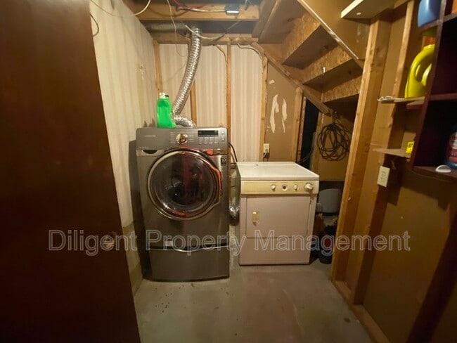 Photo du bâtiment - 1556 Redwood Dr