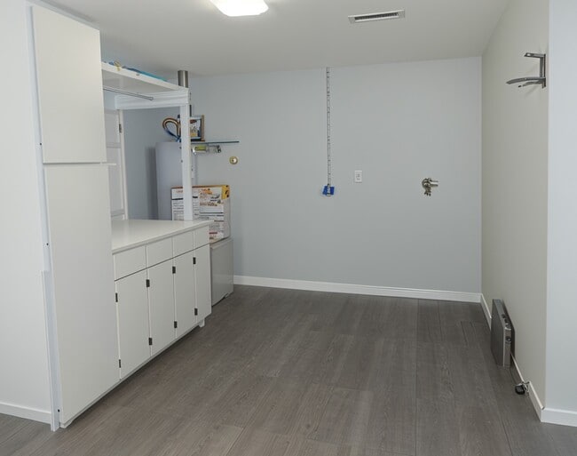 Laundry Room - 1103 W Belmont St