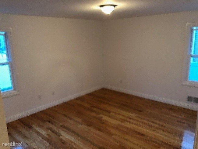 Foto del edificio - 2 br, 1 bath Apartment - 205 Miller Avenue 1
