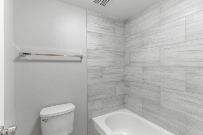 Foto del edificio - Crestwood Cove