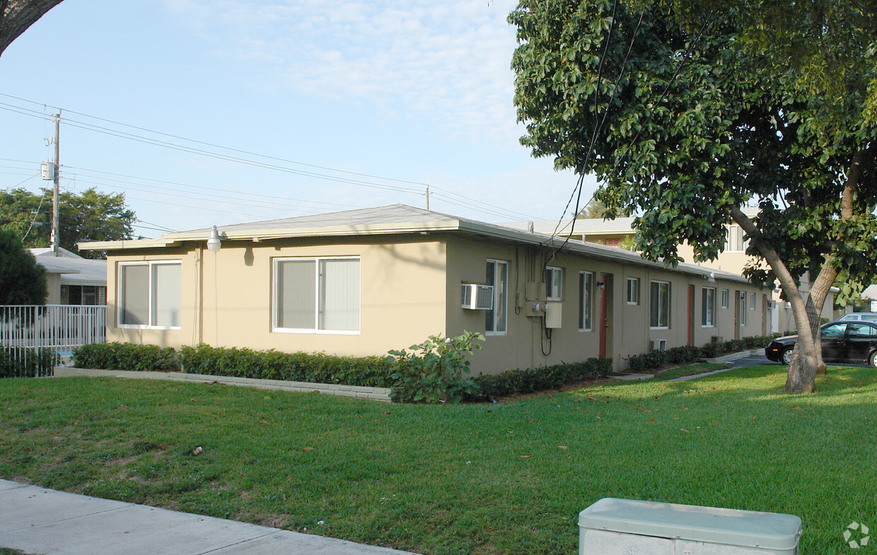 Building Photo - Chalet Motel Apartments