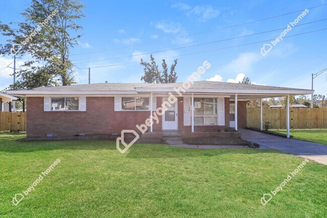 Building Photo - Beautifully renovated 3 bedroom / 1.5 bath...