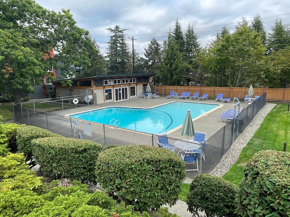 Nice community pool and cabana - 7001 Sand Point Way NE