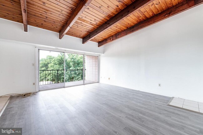 Foto del edificio - 7517 Riverdale Rd