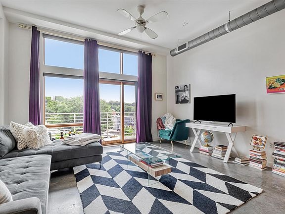 Building Photo - 2124 E 6th St