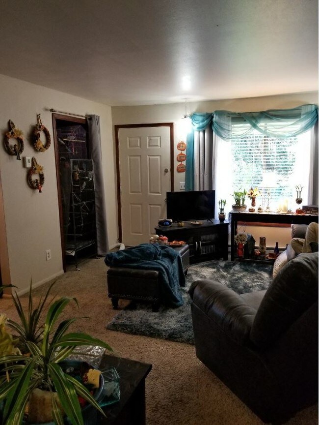 Interior Photo - 220-222 Holeman Ave