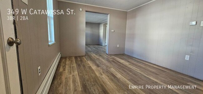 Building Photo - 3 Bedroom / 1.5 Bathroom Single Family Hom...