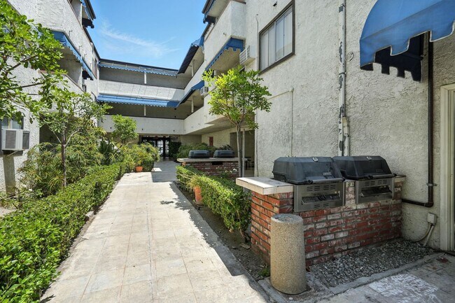 Foto del edificio - Charming 2BR + 1BA Condo in Tarzana availa...